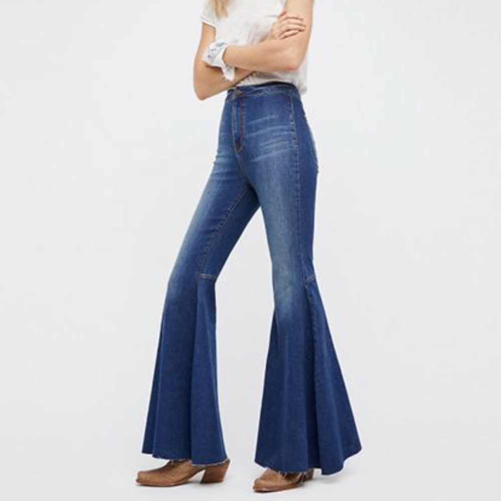 Free people Bell bottom jeans 💕